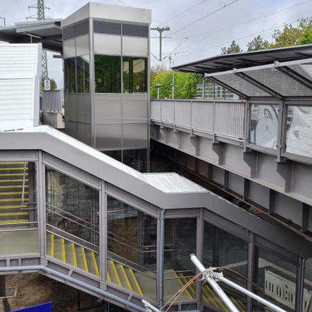 bahnsteigausstattung aufzug stationsausstattung hohrenk 
